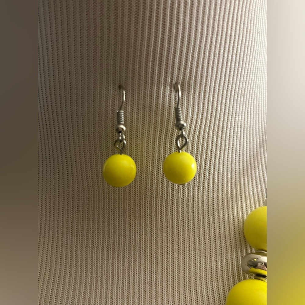 Very pretty yellow and clear stoned necklace with matching ear rings